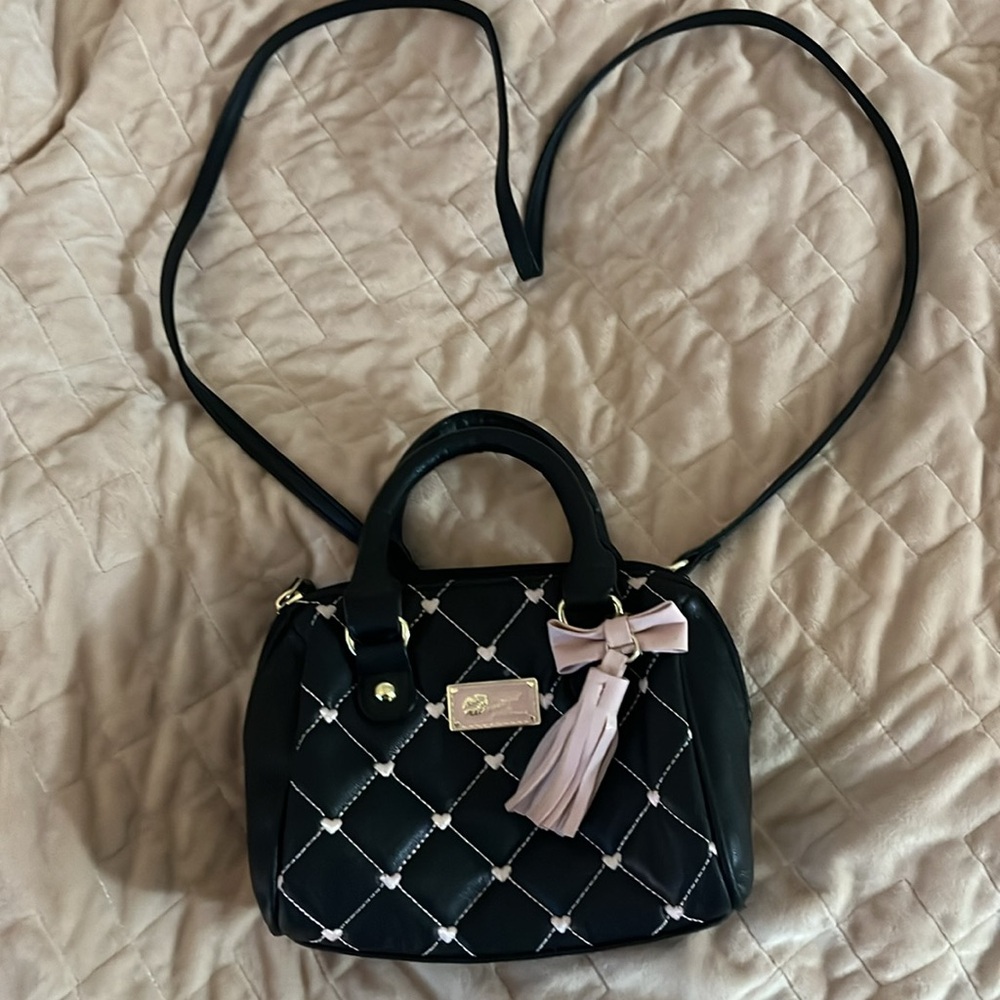Classic Betsy mini-bag!🌸💋